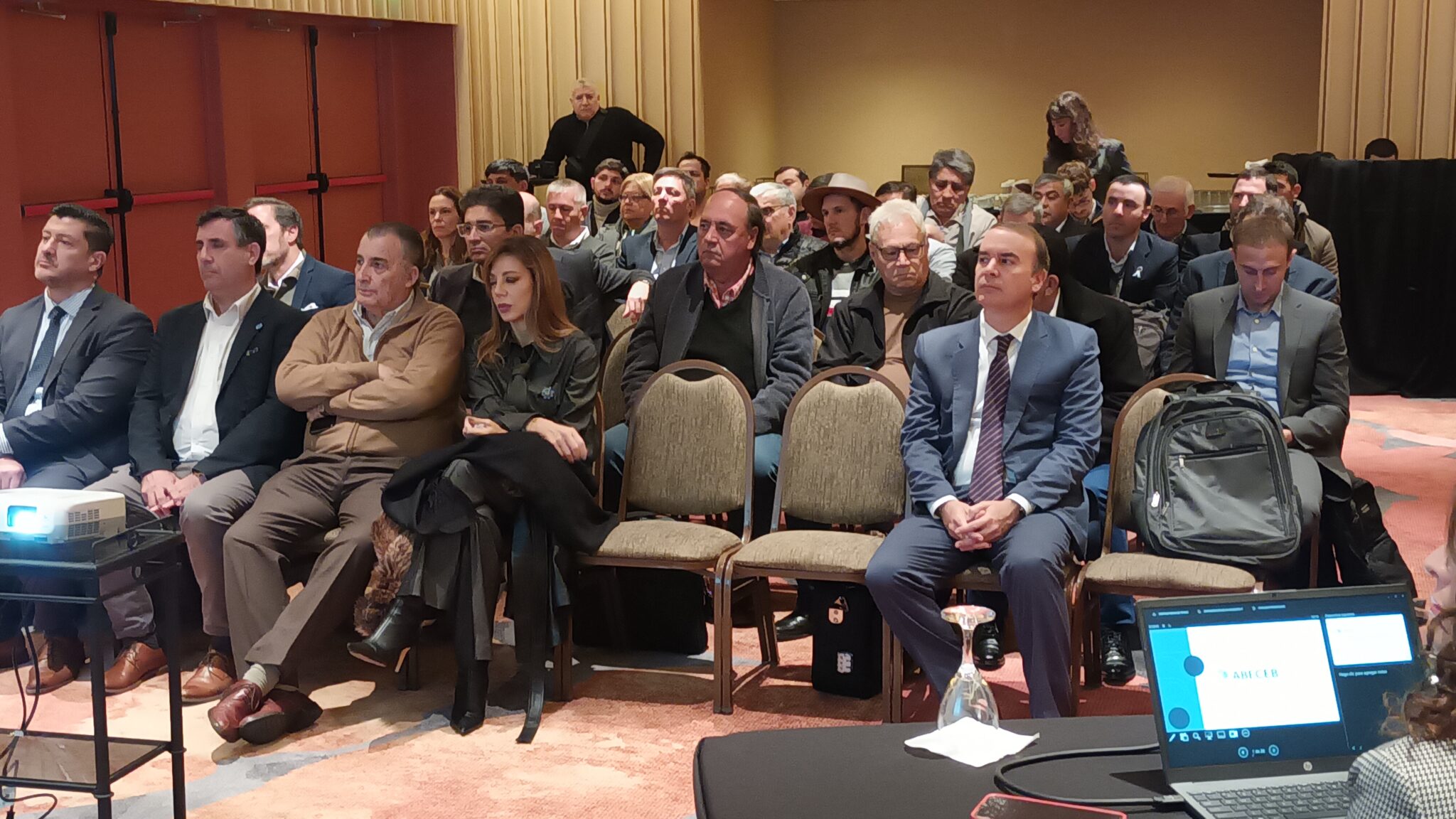 Carlos Knoll respaldó el código QR y la inclusión de los vapeadores para proteger a 13 mil familias tabacaleras