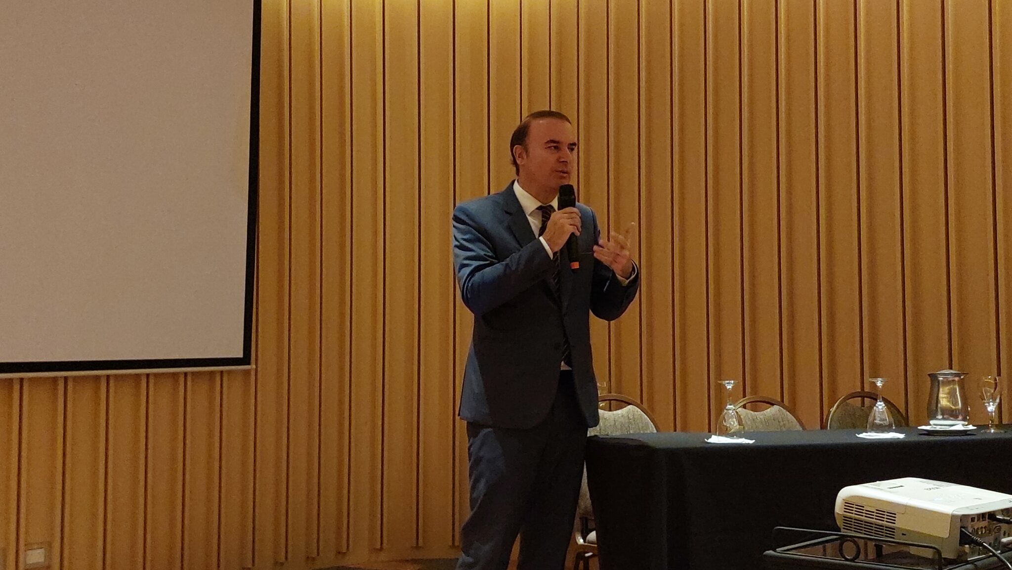 Duro reclamo a ARCA desde Buenos Aires: El senador Enrique Cornejo denunció una masiva evasión en los quioscos y exigió mayores controles