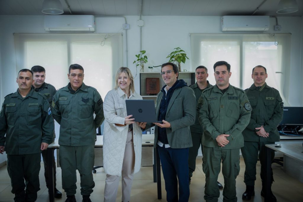 Philip Morris Donó Computadoras a Gendarmería para Combatir el Contrabando en la Frontera