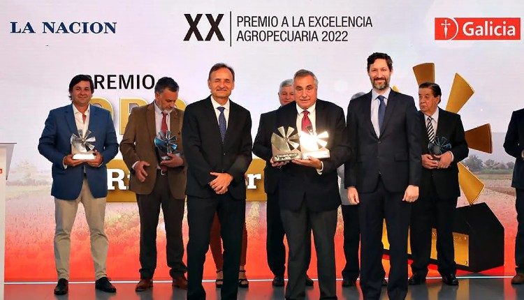 Fabián Kon, CEO de Banco Galicia, Ricardo Yapur, CEO de Rizobacter, y Francisco Seghezzo, CEO de LA NACION en la entrega del Oro